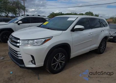 2018 Toyota Highlander Xle z USA, uszkodzony, nr VIN 5TDJZRFH0JS840225